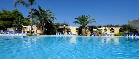 Piscine extérieure, parasols de plage, chaises longues