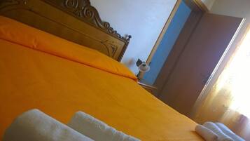 1 bedroom, Egyptian cotton sheets, premium bedding, desk