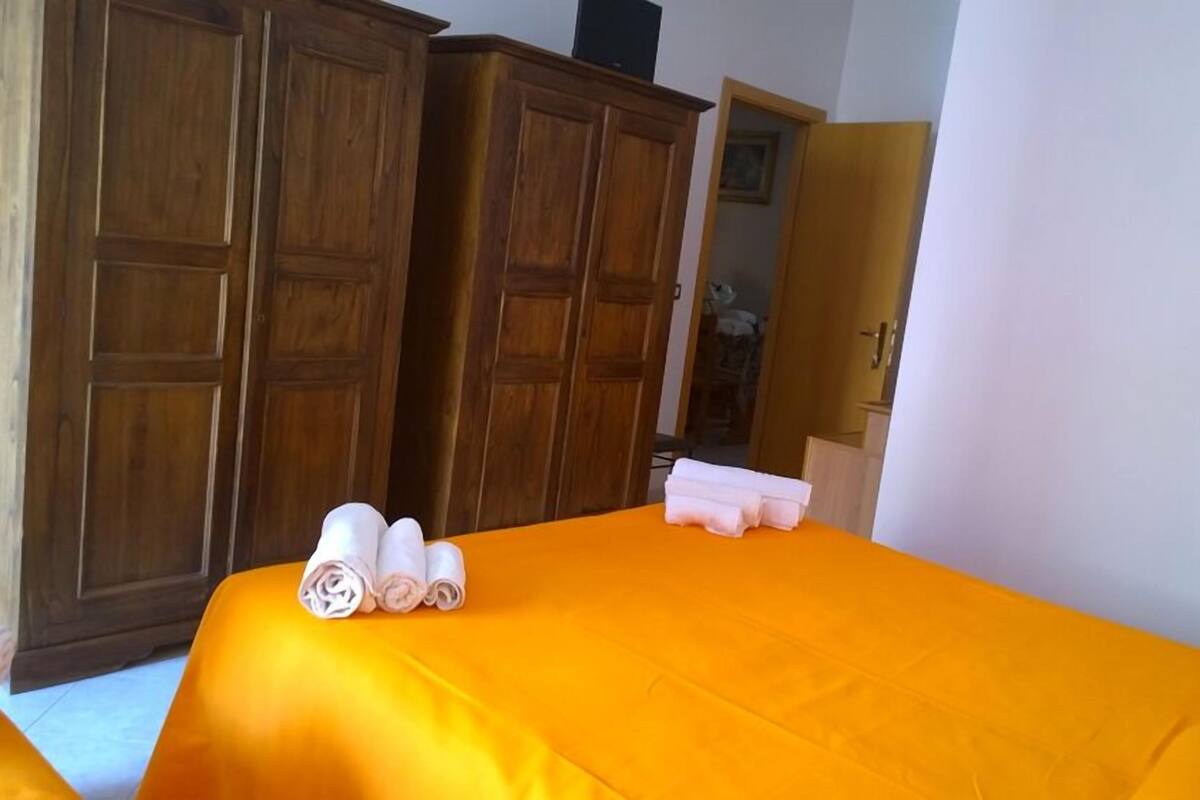 1 bedroom, Egyptian cotton sheets, premium bedding, desk