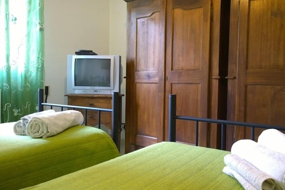 1 bedroom, Egyptian cotton sheets, premium bedding, desk
