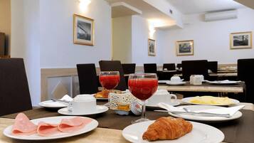 Café da manhã com buffet grátis todos os dias