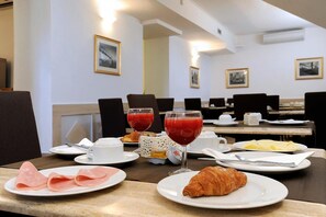 Free daily buffet breakfast - Dipendenza Hotel Bellavista (Rome)