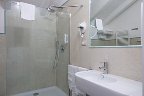 Dusche, kostenlose Toilettenartikel, Haartrockner, Bidet