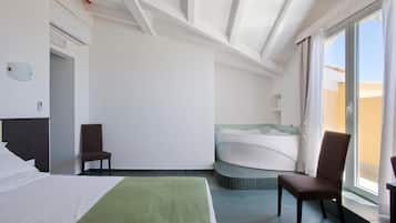 Junior Suite With Hot Tub | Minibar, una cassaforte in camera, una scrivania, Wi-Fi gratuito