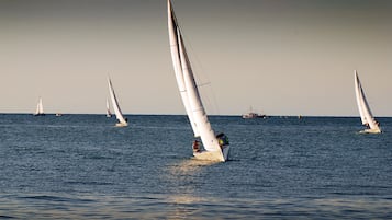 Un mar tranquilo con varios veleros.