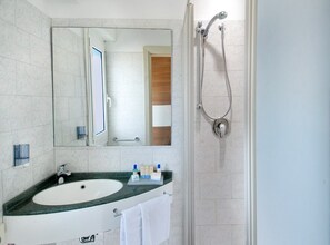 Suihku, ilmaiset hygieniatuotteet, hiustenkuivaaja, pyyhkeet