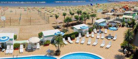 2 piscine all'aperto, ombrelloni da piscina, lettini