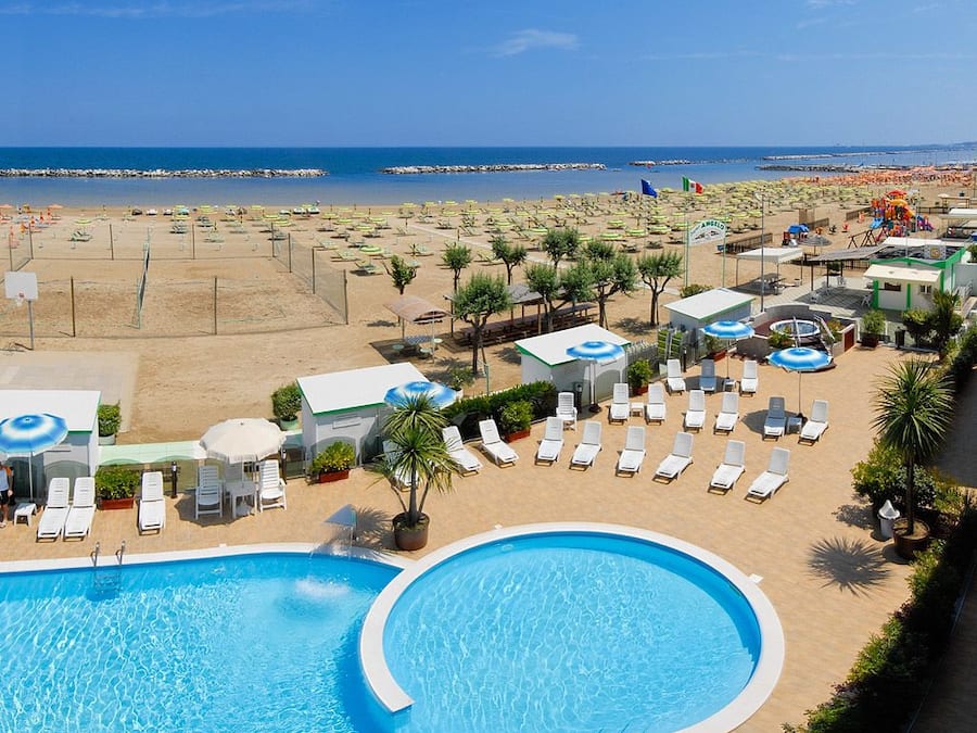 2 buitenzwembaden, parasols bij het zwembad en ligstoelen