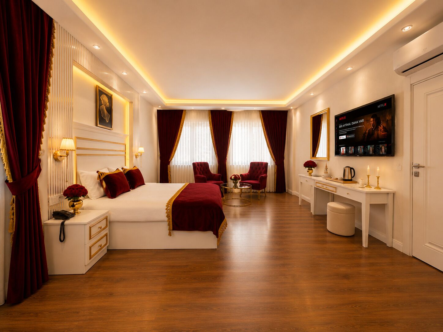 Una habitación de hotel con una cama grande, un escritorio, un televisor y un baño.