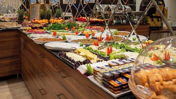 Café da manhã com buffet grátis todos os dias