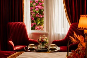 Deluxe Double Room | Living area | 40-inch Smart TV with satellite channels, Netflix, streaming services - Ayasofya Hotel - Special Class (Istanbul)
