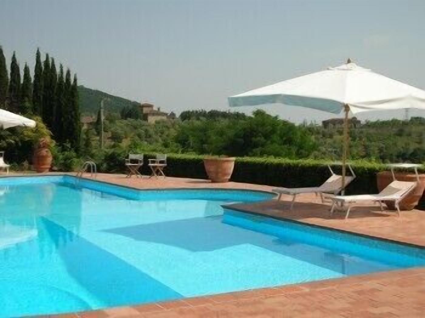 Piscina all'aperto, lettini