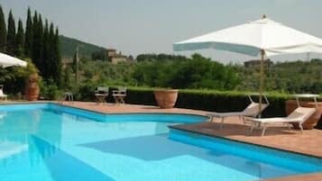 Piscine extérieure, chaises longues