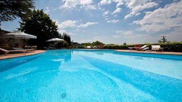 Piscina all'aperto, lettini