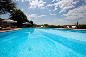 Piscine extérieure, chaises longues
