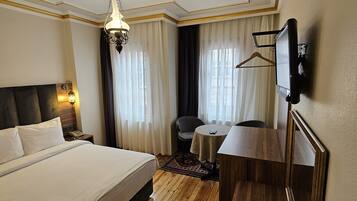 Habitación doble estándar, 1 cama Queen size, para no fumadores, vista a la ciudad | 1 habitación, minibar, decoración personalizada y muebles diferentes