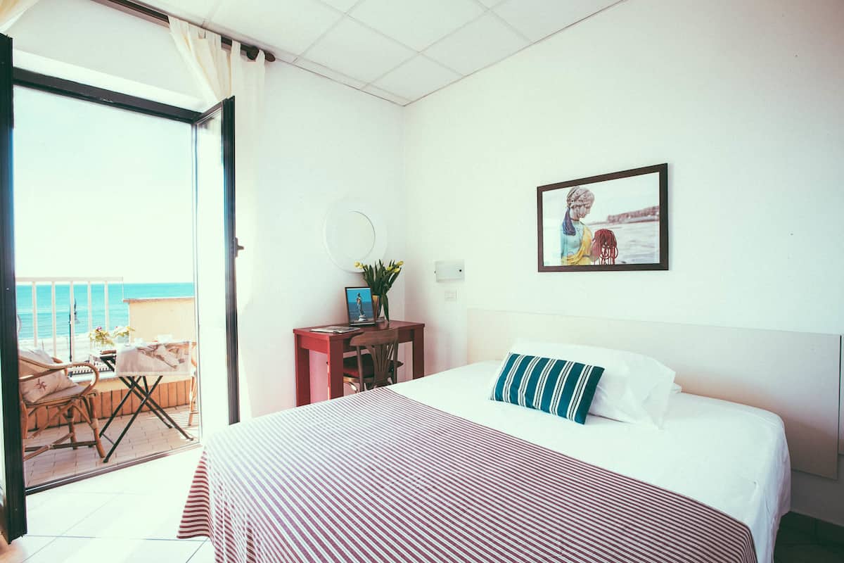 Single Room, Sea View | Iron/ironing board, free WiFi
