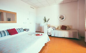 Triple Room | Iron/ironing board (on request), WiFi (free) - Hotel Sirenetta (Rome)