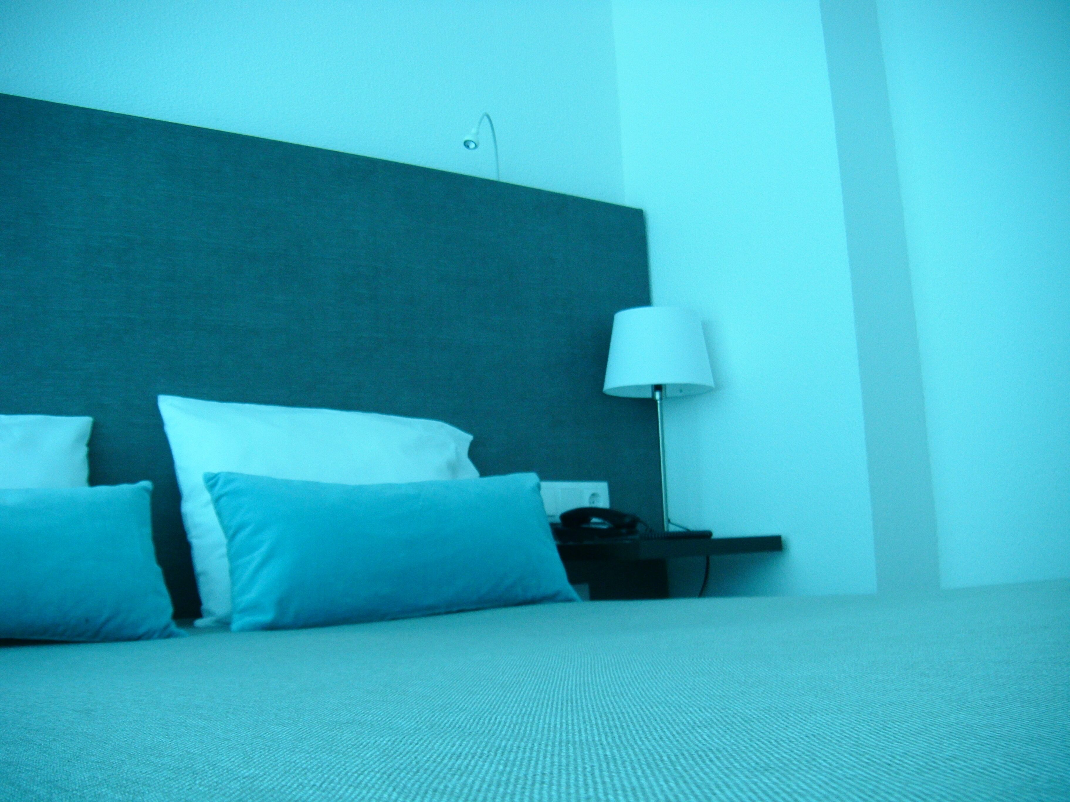 Cortinas blackout, wifi gratis y ropa de cama 