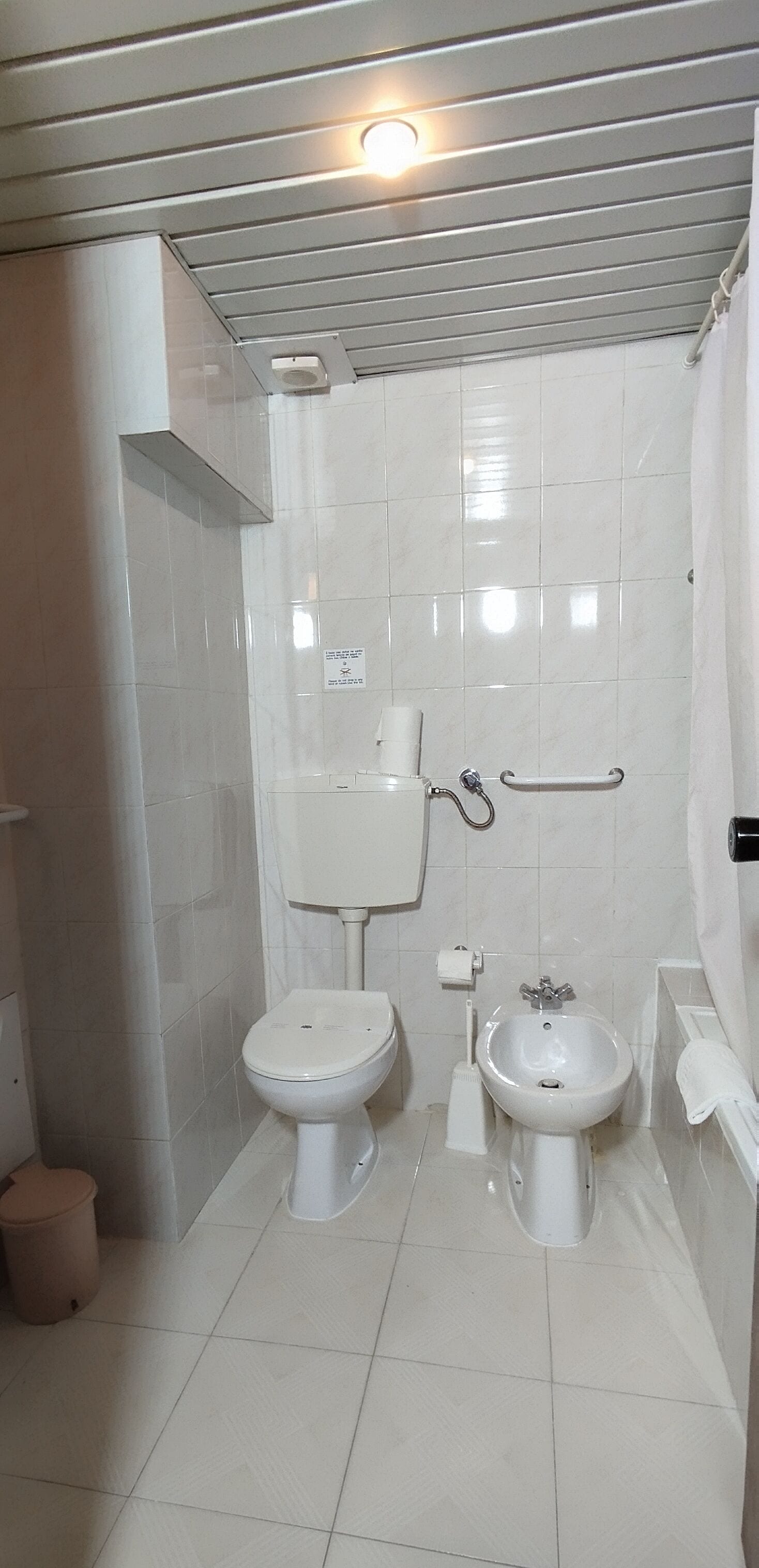 triple room | bathroom | bathtub, free toiletries, hair dryer, bidet