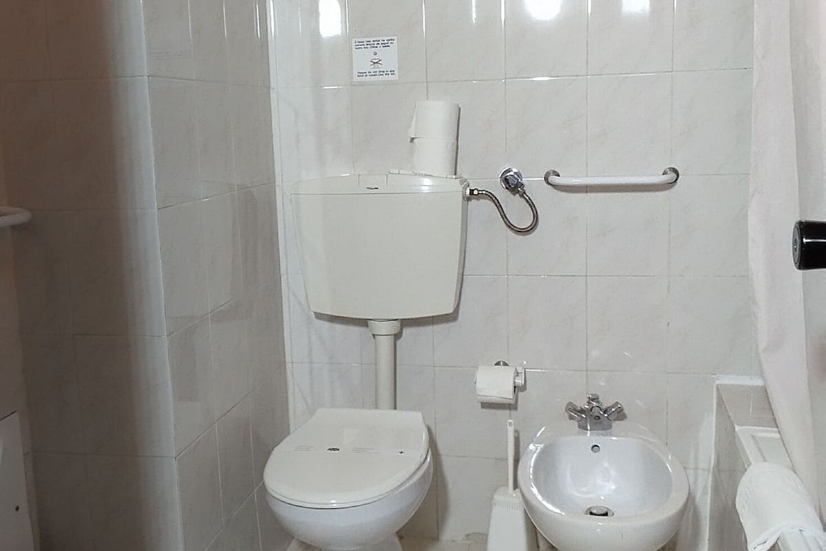 triple room | bathroom | bathtub, free toiletries, hair dryer, bidet