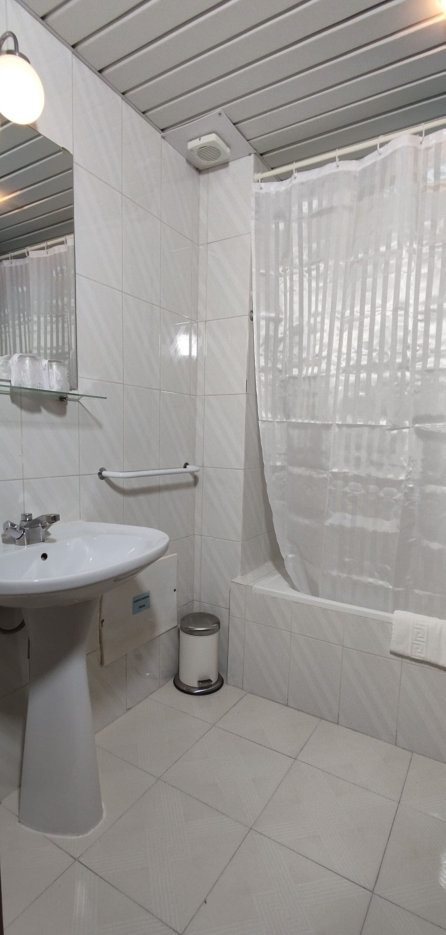 double room | bathroom | bathtub, free toiletries, hair dryer, bidet
