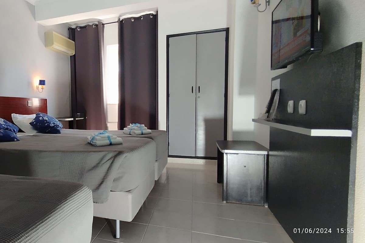 triple room | 1 bedroom, desk, blackout curtains, free wifi