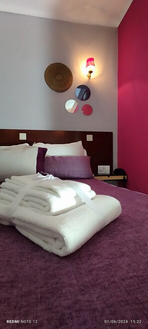 Cortinas blackout, wifi gratis y ropa de cama 