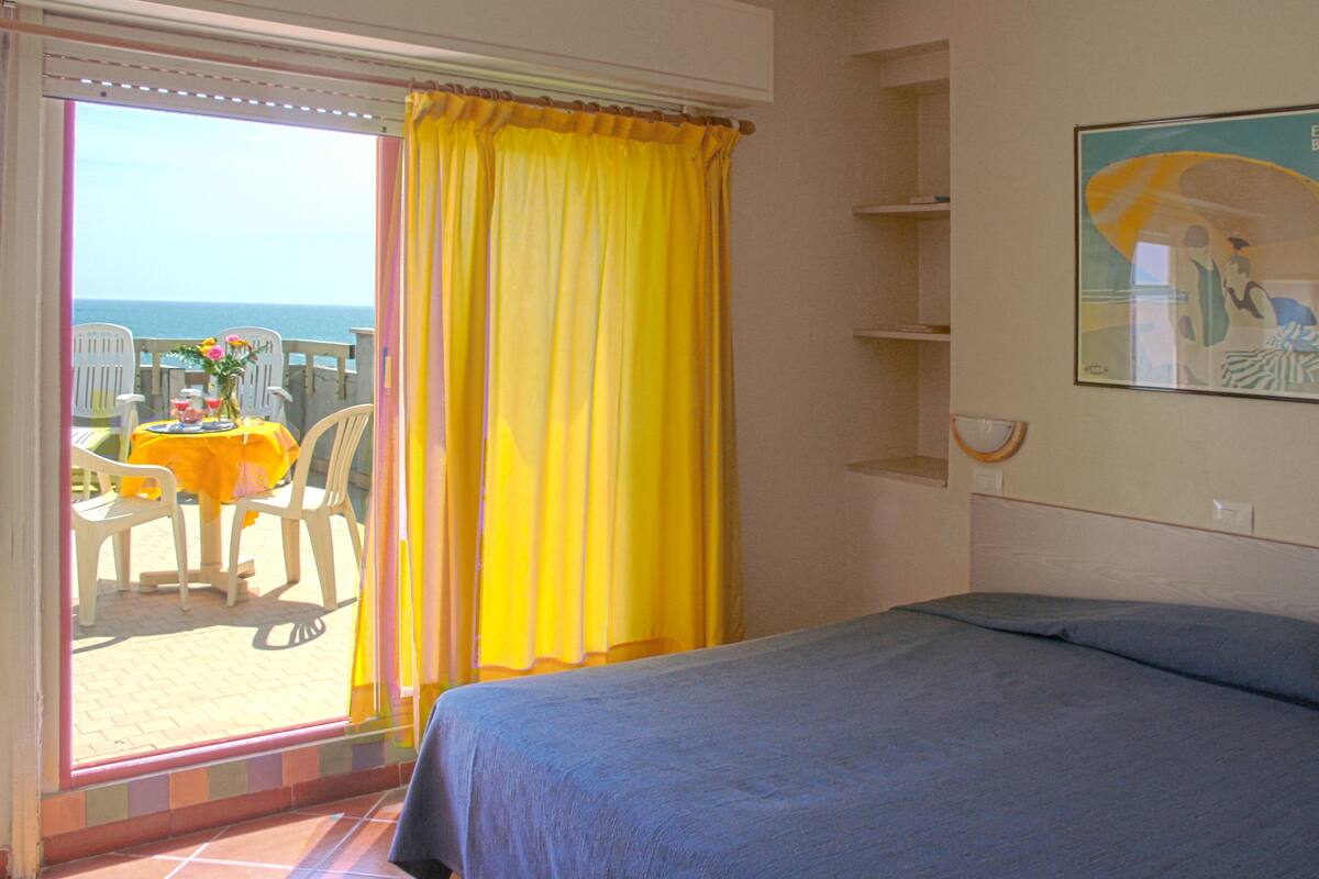 Double or Twin Room, Sea View | In-room safe, desk, iron/ironing board, WiFi (free)