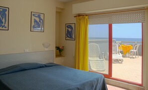 Dobbelt- eller tomannsrom, sjøutsikt | Safe på rommet, skrivebord, strykejern/-brett og wi-fi (inkludert)