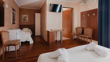 Triple Room | Desk, free WiFi