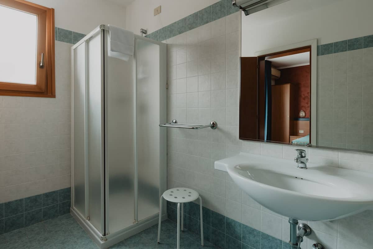 quadruple room | bathroom | free toiletries, hair dryer, towels