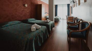 Vierbettzimmer | Schreibtisch, kostenloses WLAN