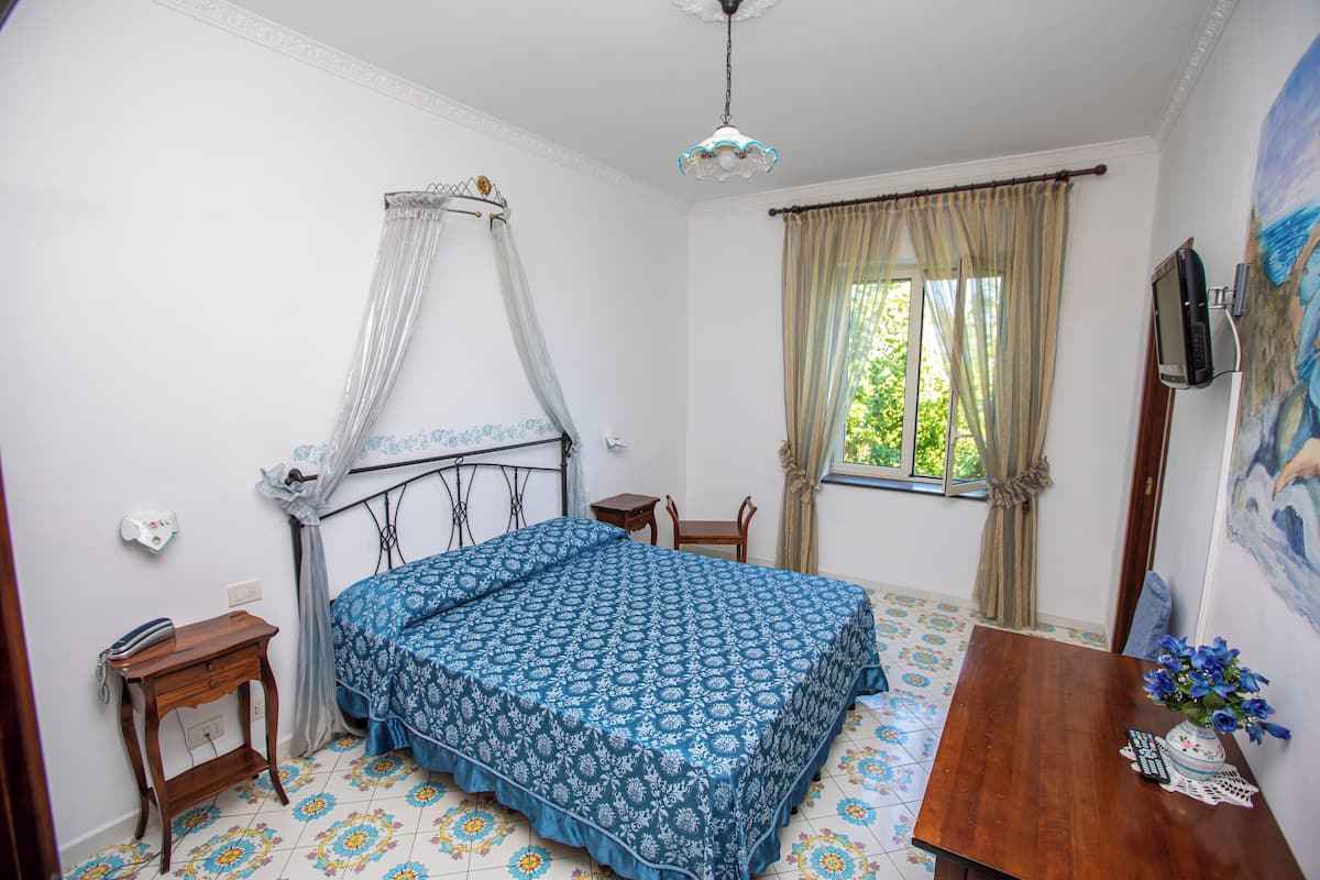 Triple Room | Pillow-top beds, desk, soundproofing, iron/ironing board