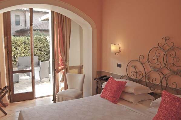 Een bureau, geluiddichte muren, gratis babybedden, gratis wifi