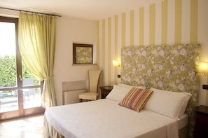 Tweepersoonskamer | Een bureau, geluiddichte muren, gratis babybedden, gratis wifi