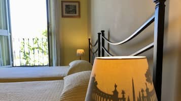 Select Comfort beds, desk, free WiFi, bed sheets