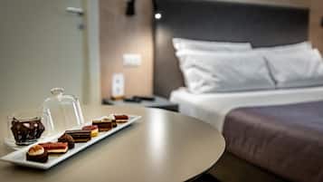 Standard Double Room | Down duvets, in-room safe, desk, laptop workspace