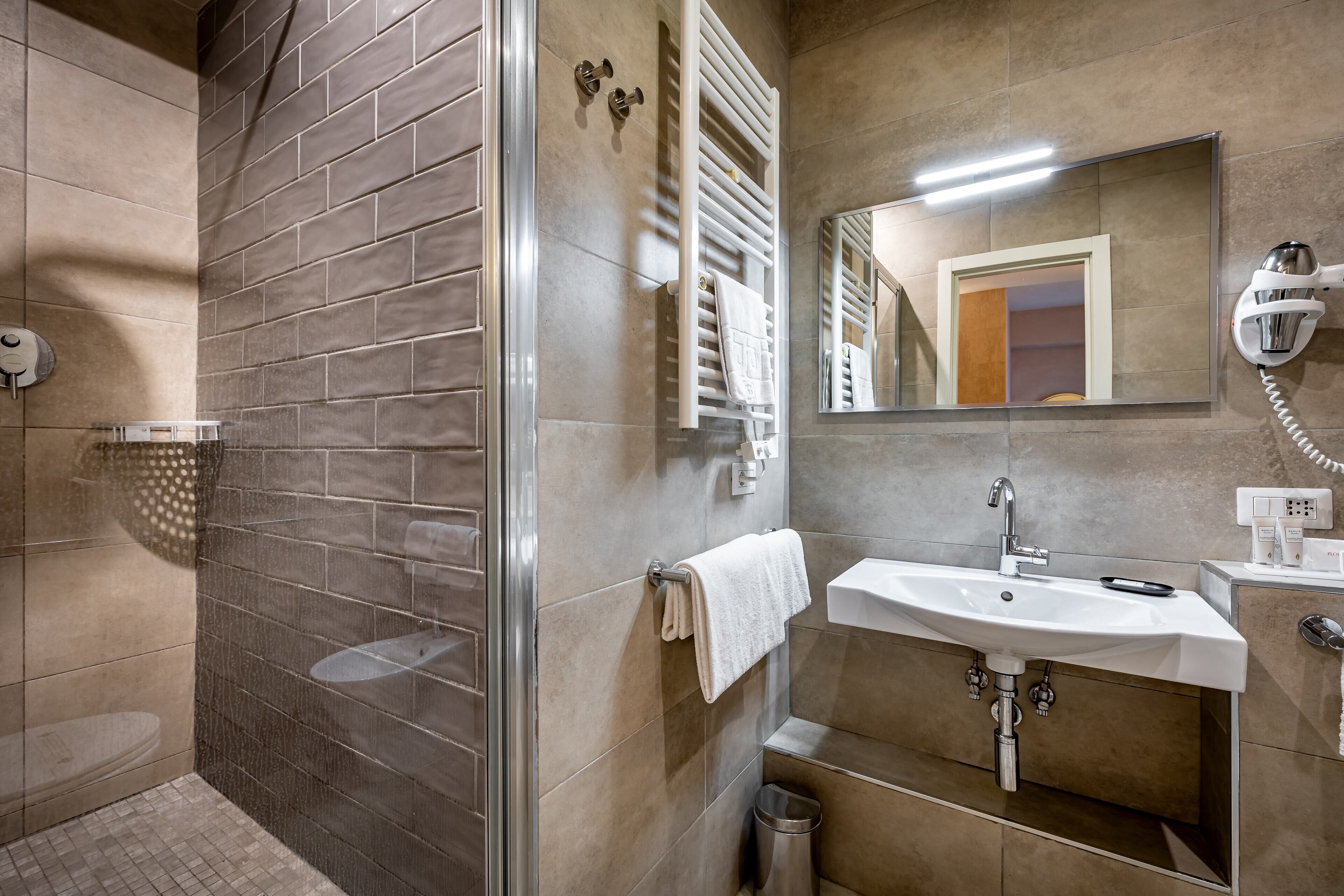 Doppia Comfort | Bagno | Set di cortesia gratuito, asciugacapelli, bidet, asciugamani