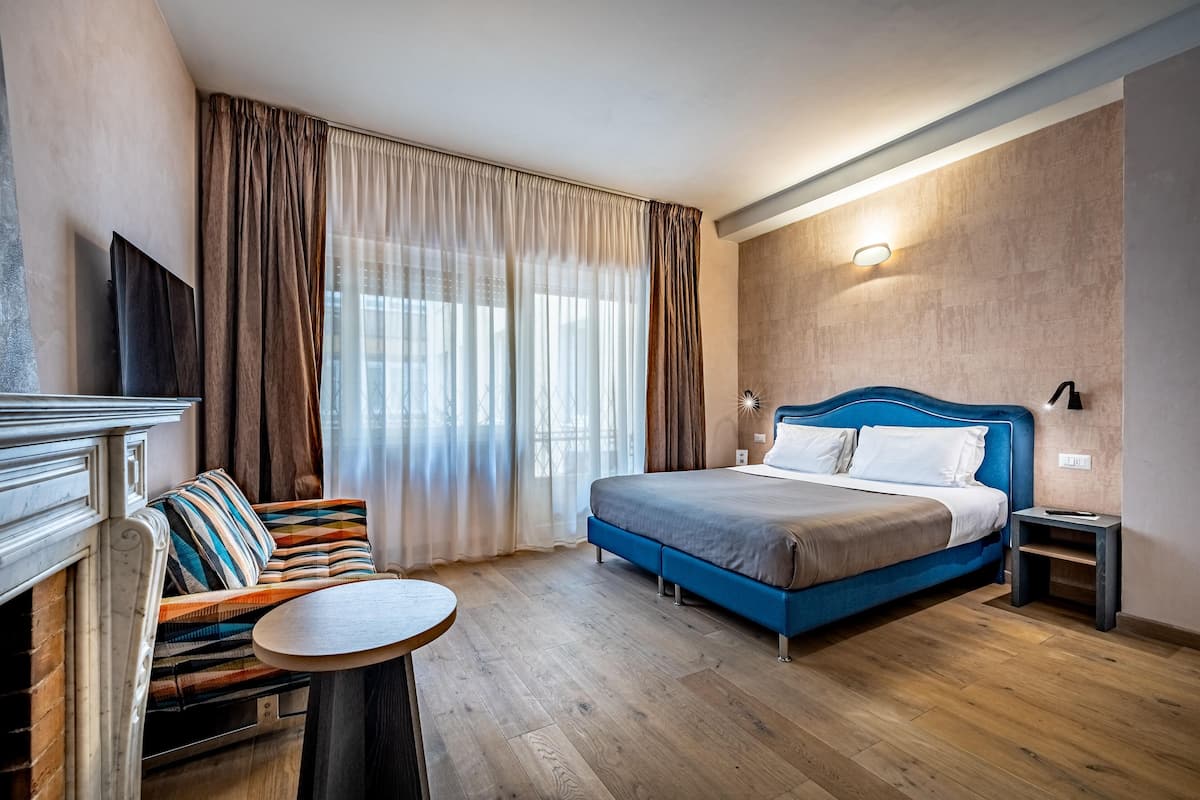Deluxe Double Room, 1 Queen Bed | Down comforters, in-room safe, desk, laptop workspace