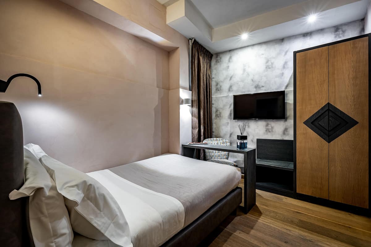 Economy Double Room Single Use | Down comforters, in-room safe, desk, laptop workspace