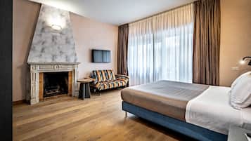 Deluxe-Doppelzimmer, 1 Queen-Bett | Daunenbettdecken, Zimmersafe, Schreibtisch