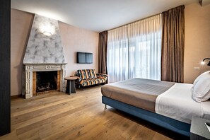 Deluxe Double Room, 1 Queen Bed | Down comforters, in-room safe, desk, laptop workspace - Florence Old Bridge (Florence)