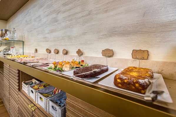 Desayuno buffet diario (EUR 16 por persona)