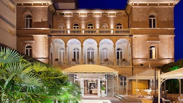 Façade de lâhĂ©bergement - soirĂ©e/nuit