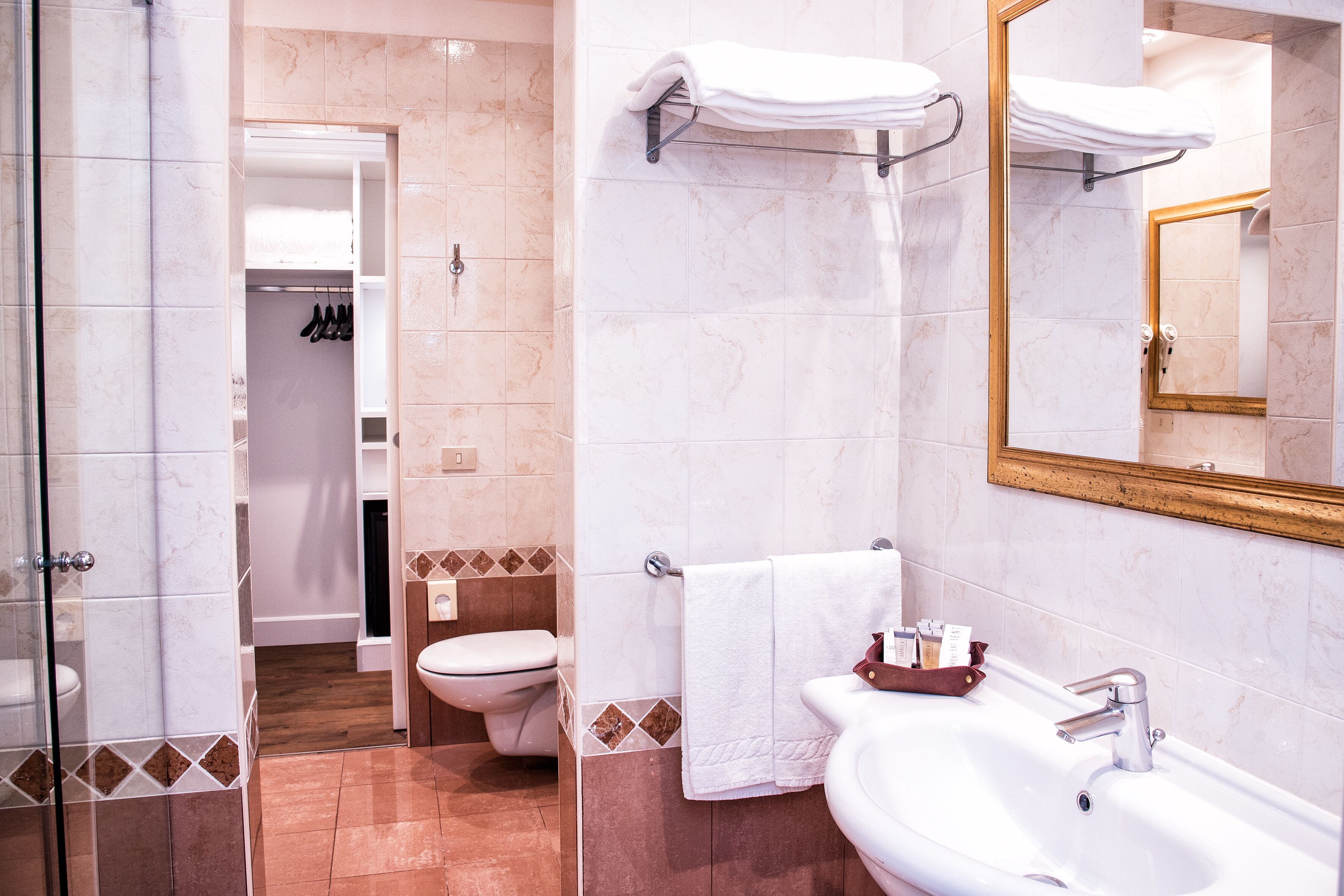 suite liberty | bathroom | free toiletries, hair dryer, towels