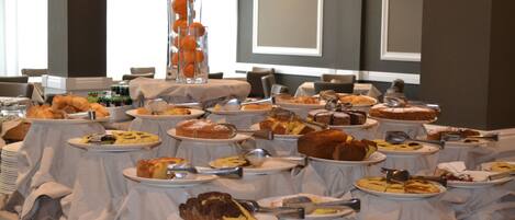 Ein Buffet mit verschiedenen Backwaren und Desserts.