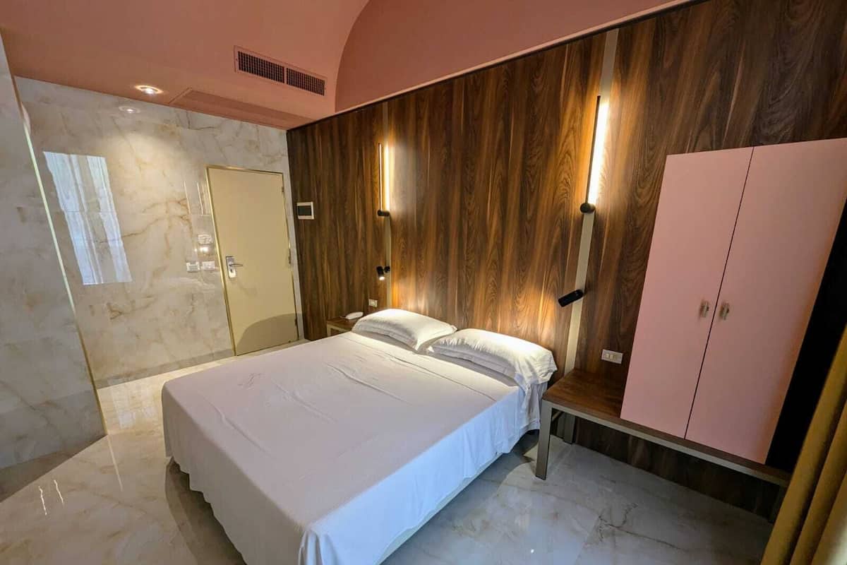 1 slaapkamer, een minibar, een kluis op de kamer, een bureau