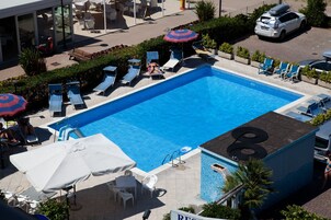 季节性开放的室外游泳池，09:30 至 19:00 开放，池畔遮阳伞