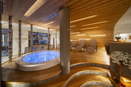 Indoor spa tub. Columbia